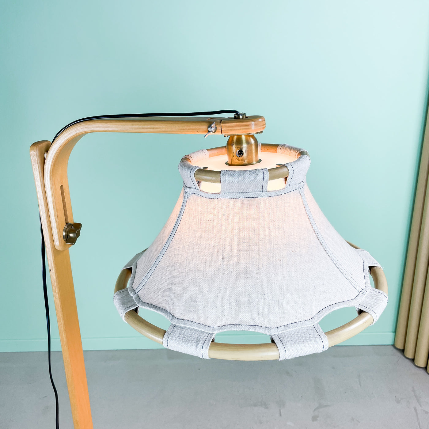 Golvlampa Anna-lampan beige Ateljé Lyktan