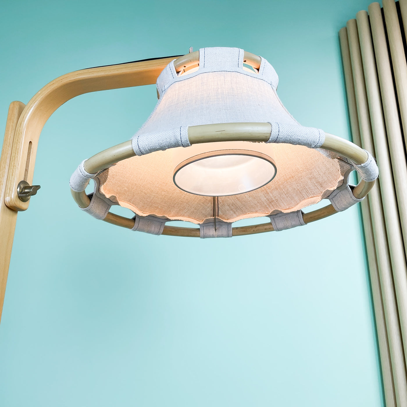 Golvlampa Anna-lampan beige Ateljé Lyktan