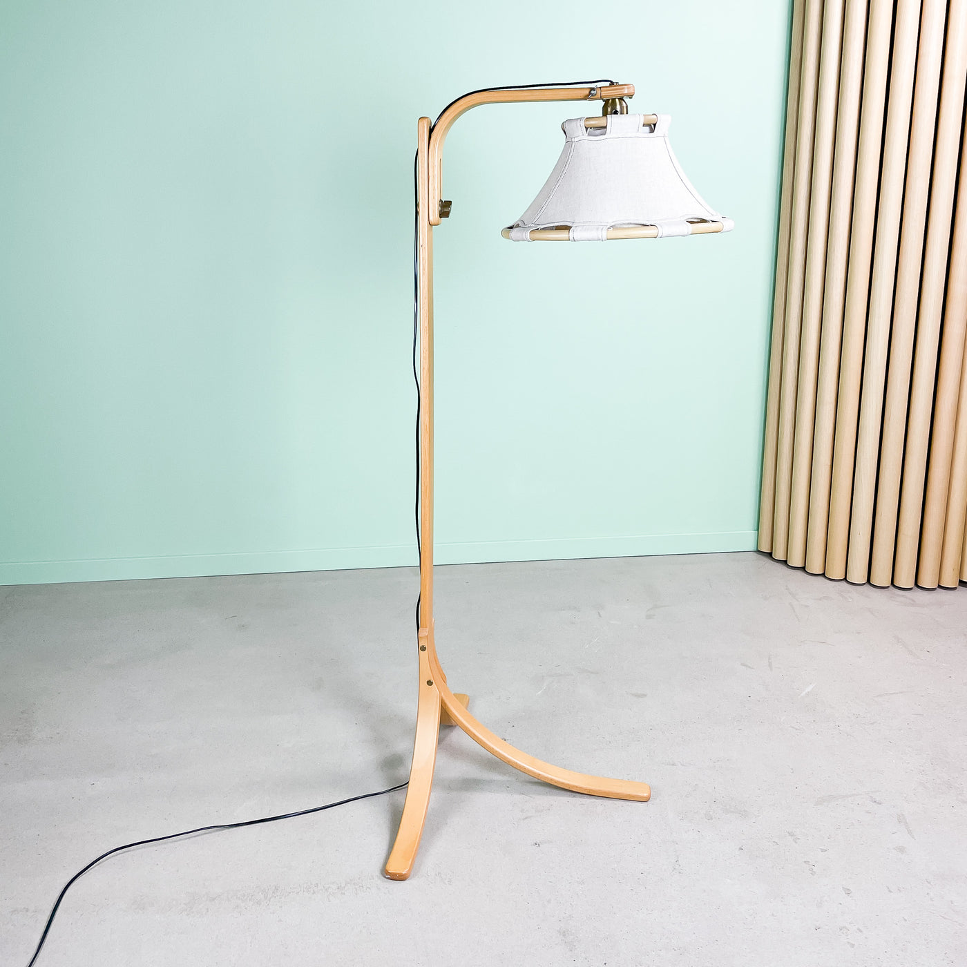 Golvlampa Anna-lampan beige Ateljé Lyktan