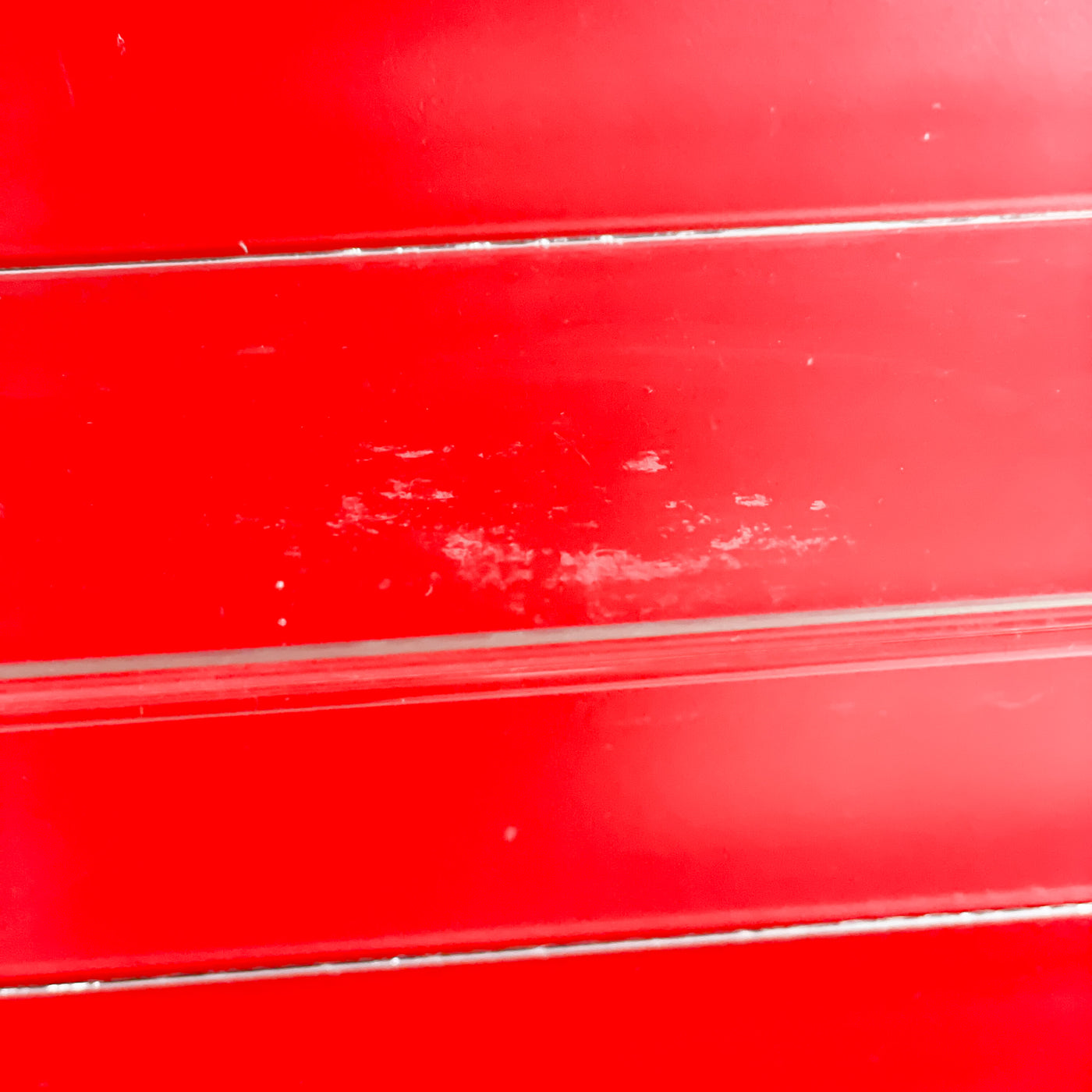 Badrumsskåp i röd metall