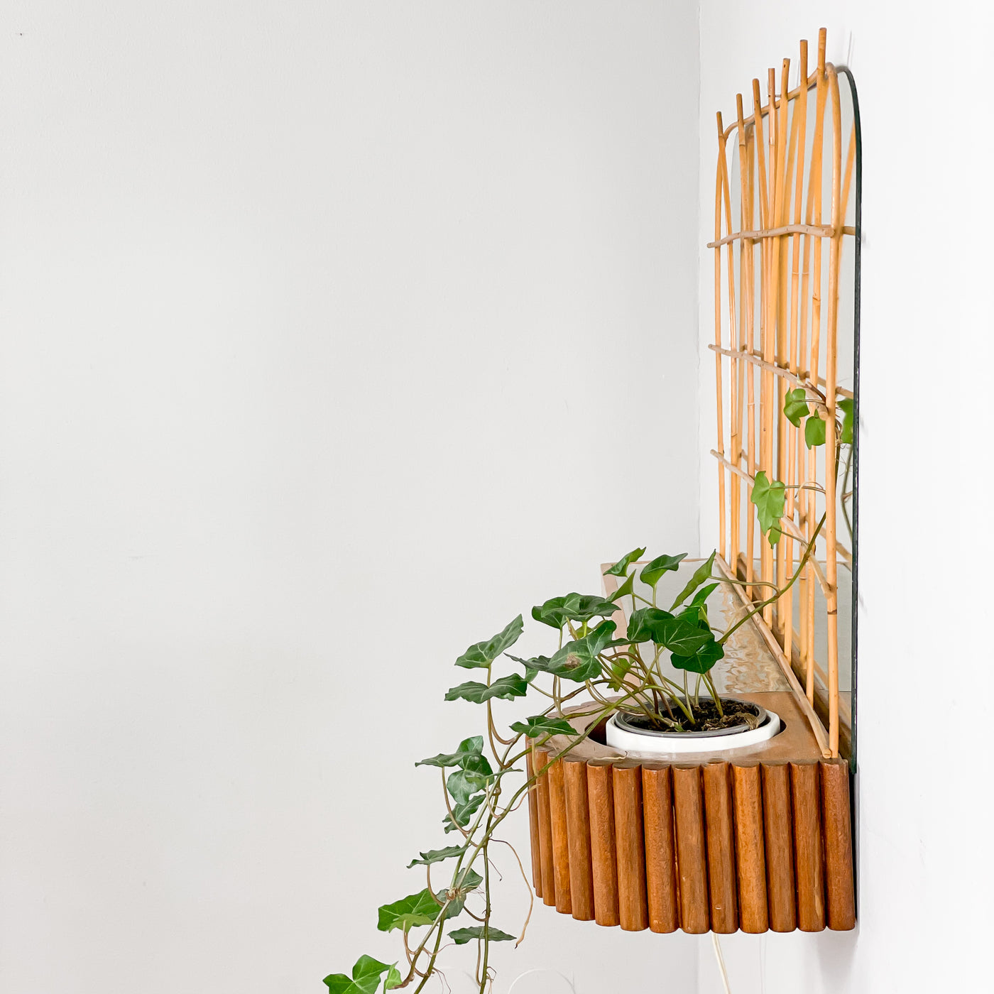 Blomhylla med spegel och spaljé