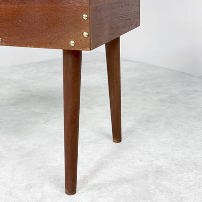 Blombord i mörkbetsad teak