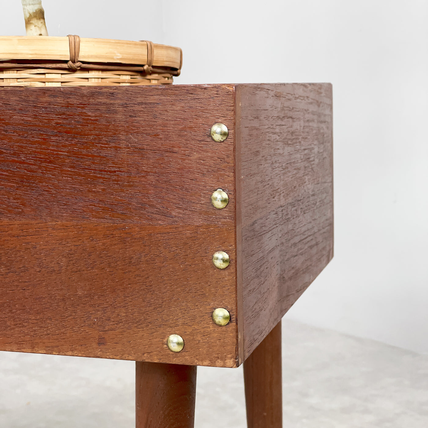 Blombord i mörkbetsad teak