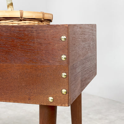 Blombord i mörkbetsad teak