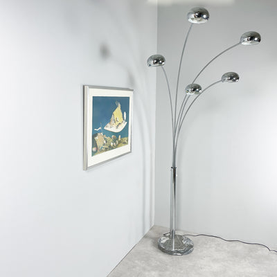 Femarmad golvlampa i krom