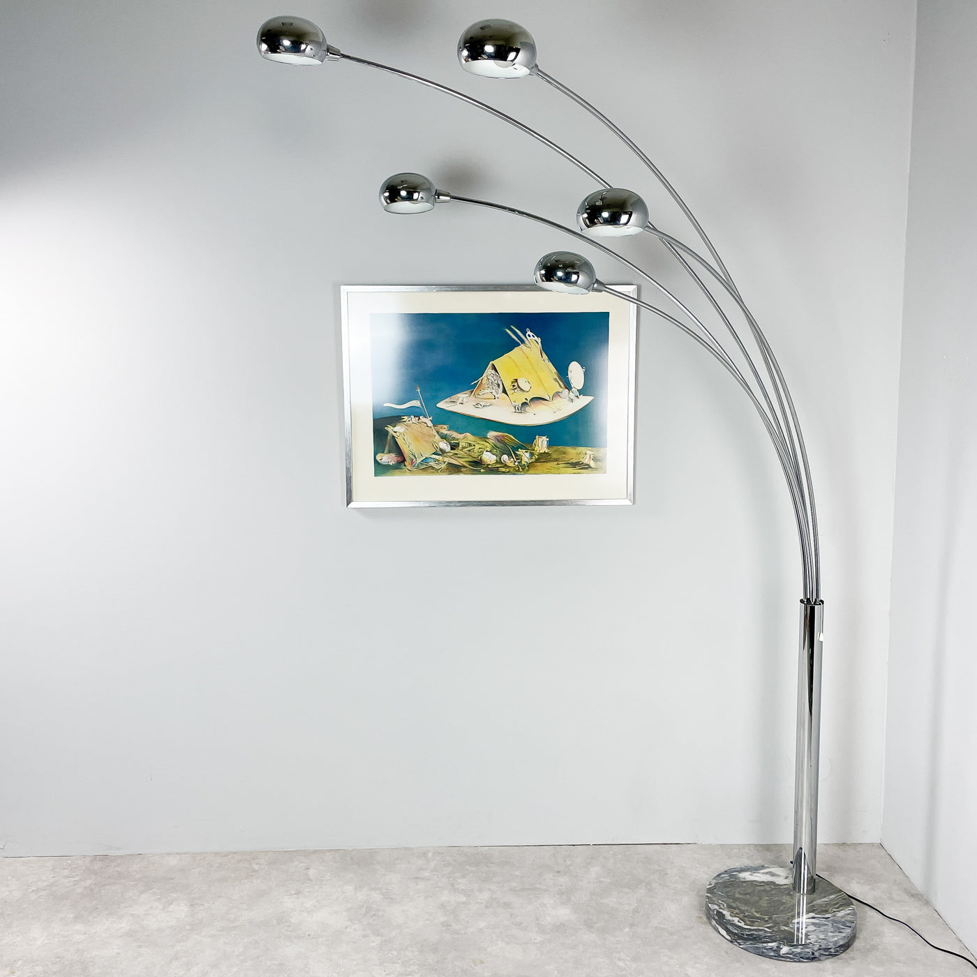 Femarmad golvlampa i krom