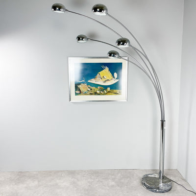 Femarmad golvlampa i krom