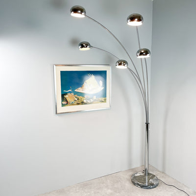 Femarmad golvlampa i krom