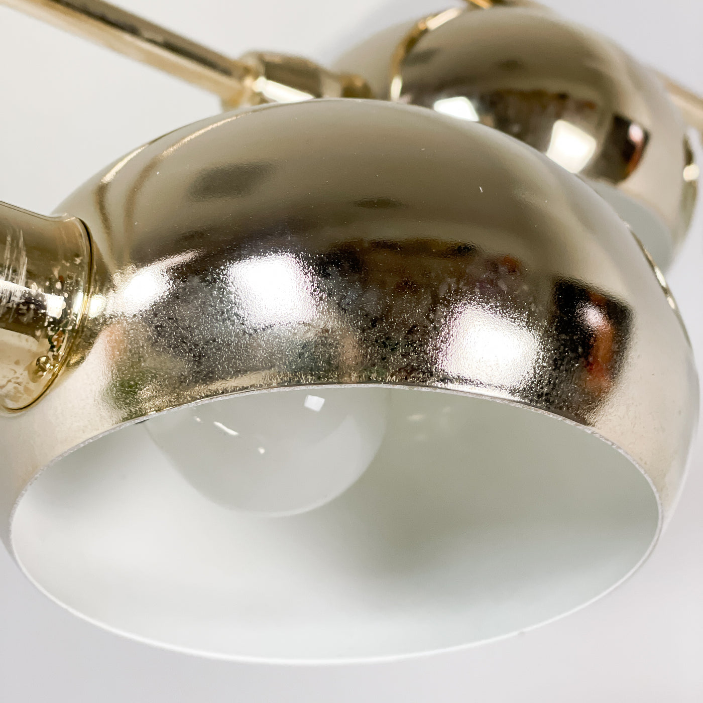 Femarmad golvlampa mässing