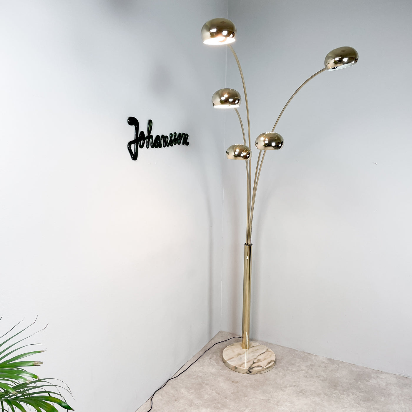 Femarmad golvlampa mässing