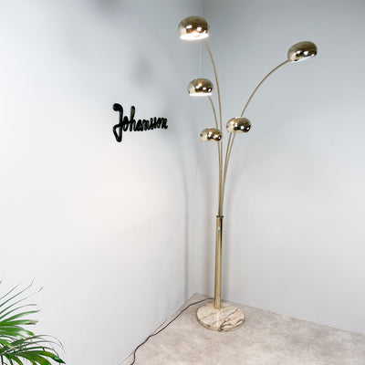 Femarmad golvlampa mässing