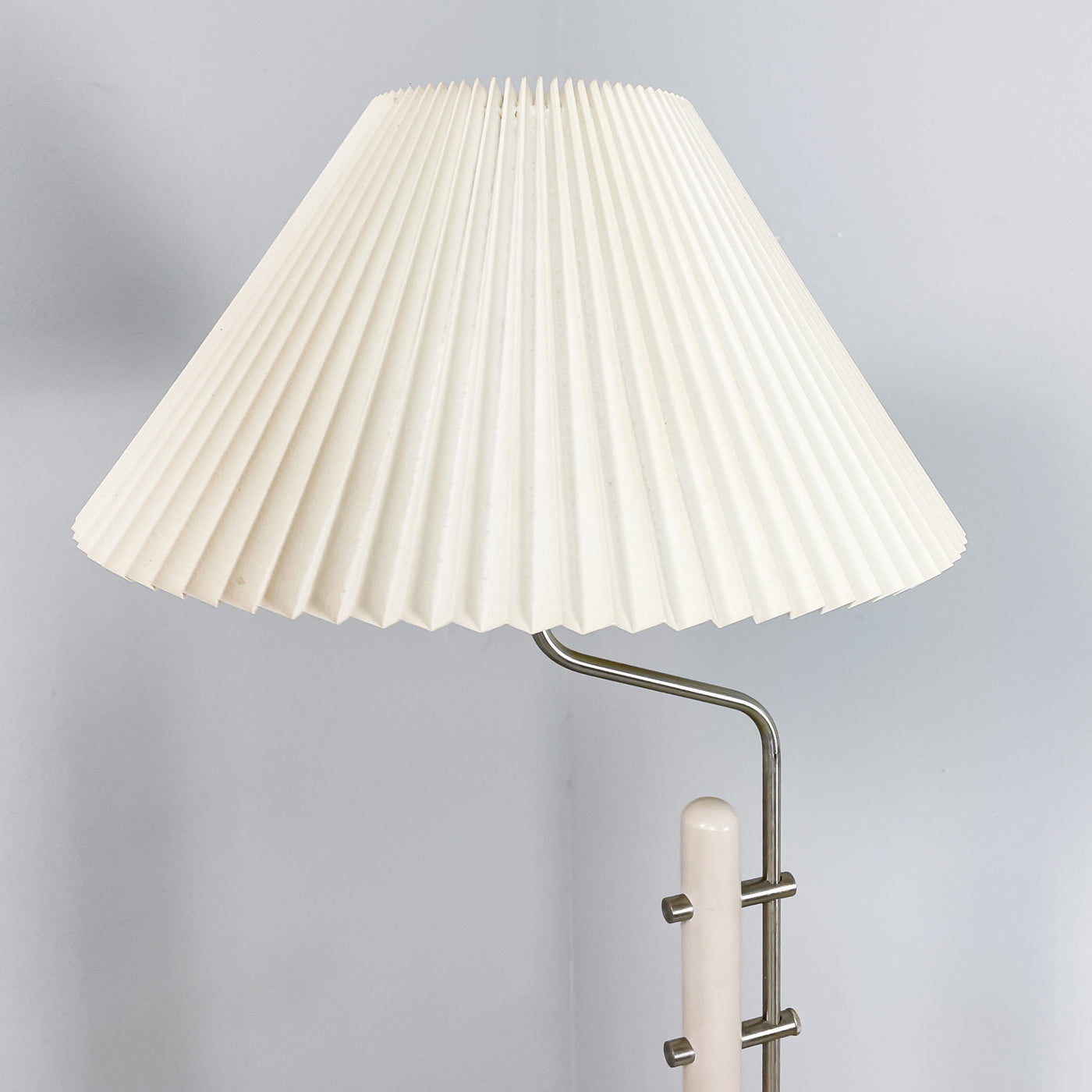 Beige golvlampa med plisserad skärm