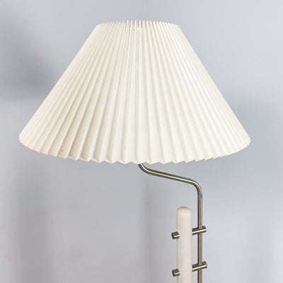 Beige golvlampa med plisserad skärm