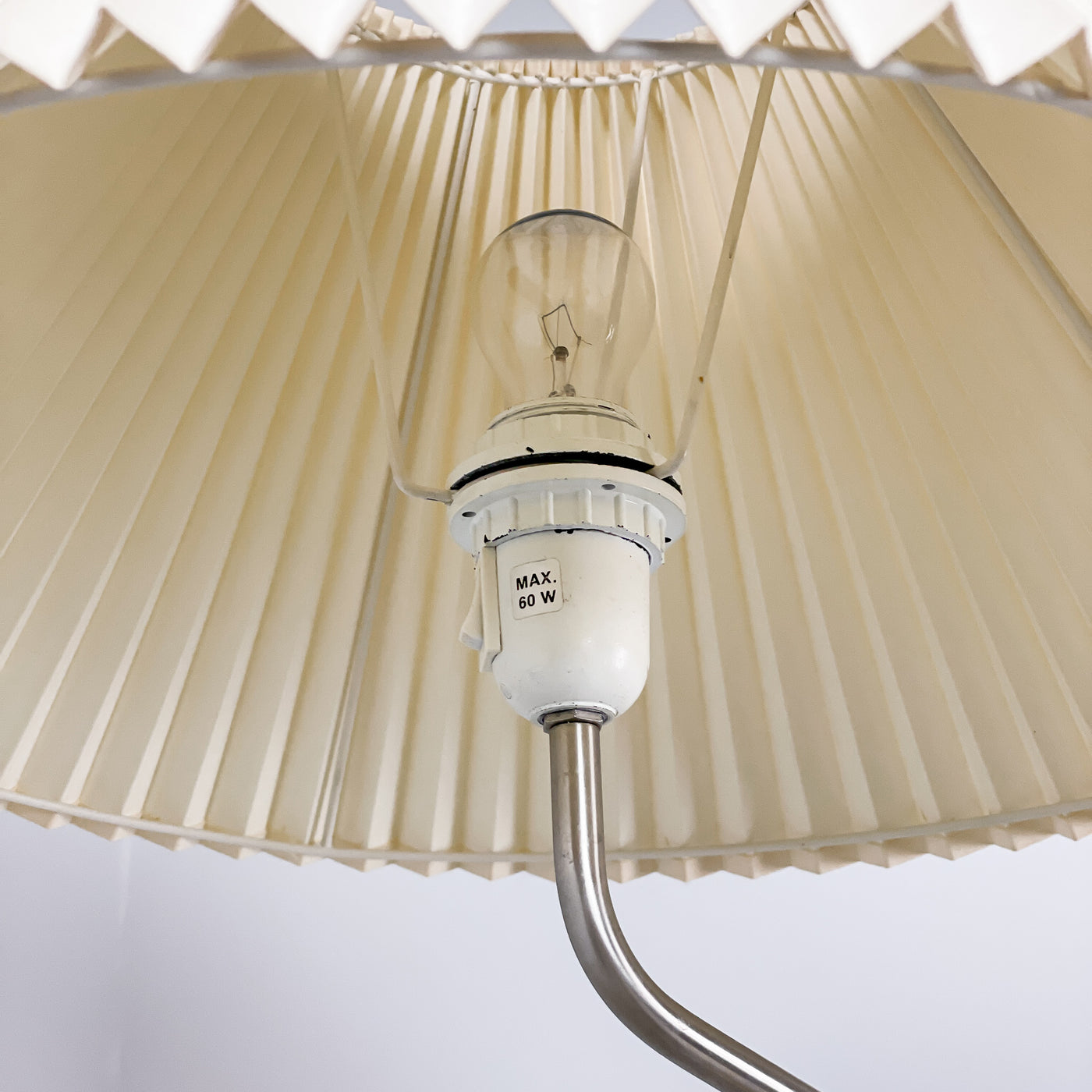 Beige golvlampa med plisserad skärm