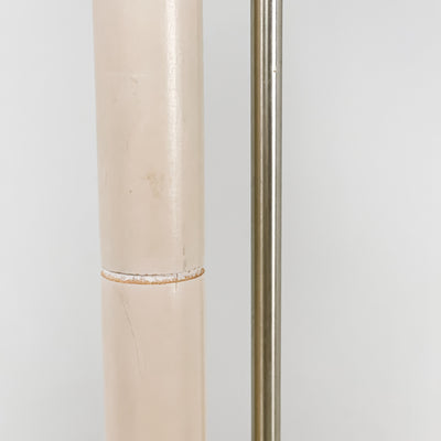 Beige golvlampa med plisserad skärm