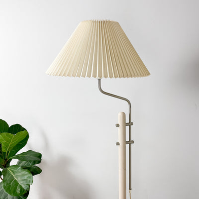 Beige golvlampa med plisserad skärm