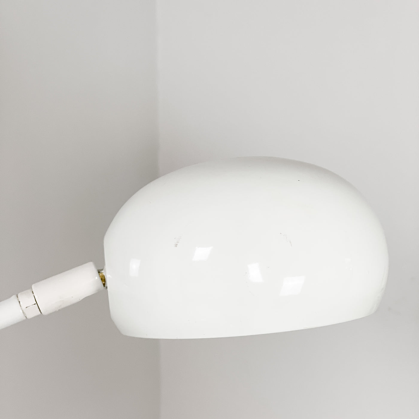 Vit tvåarmad lampa - Lyktan