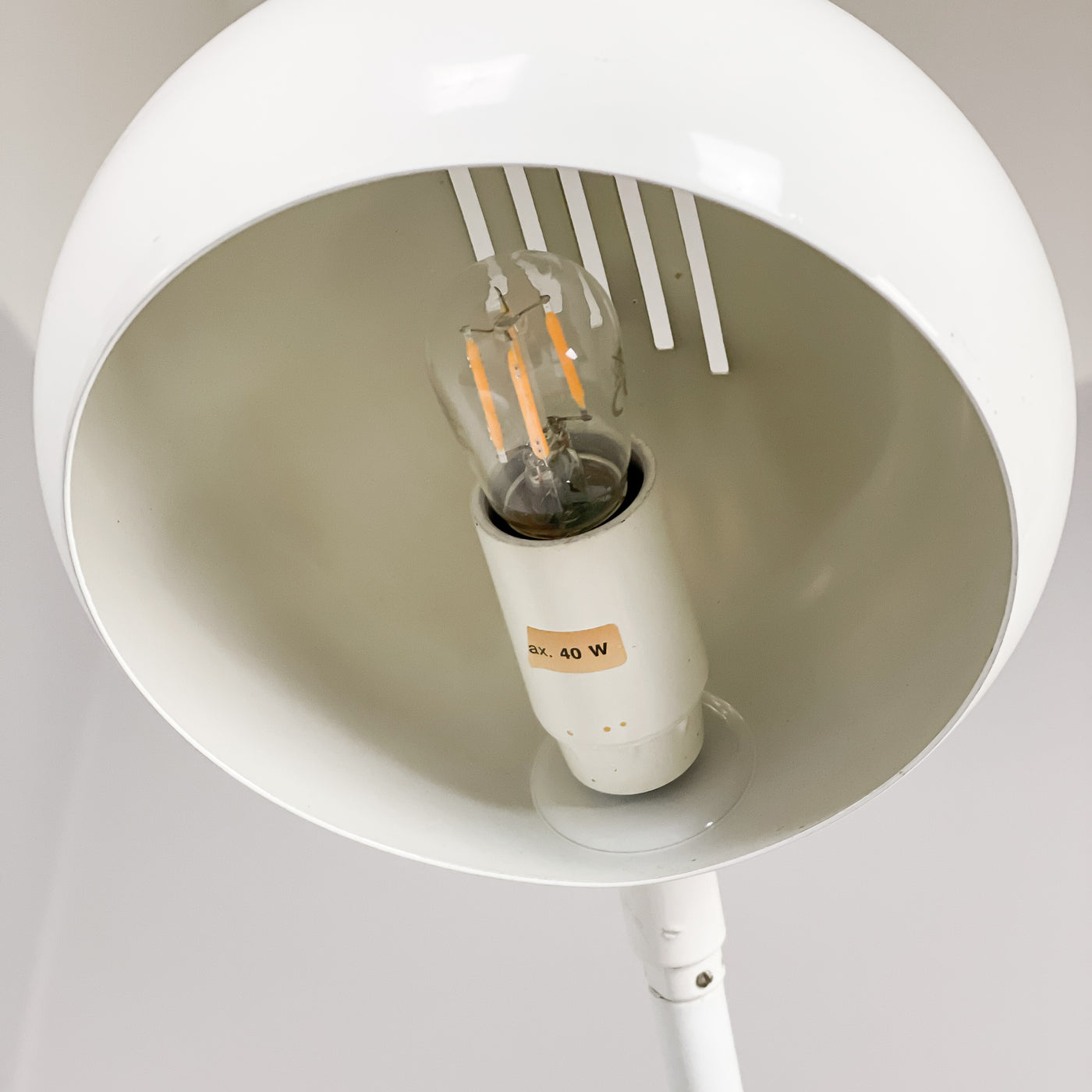 Vit tvåarmad lampa - Lyktan