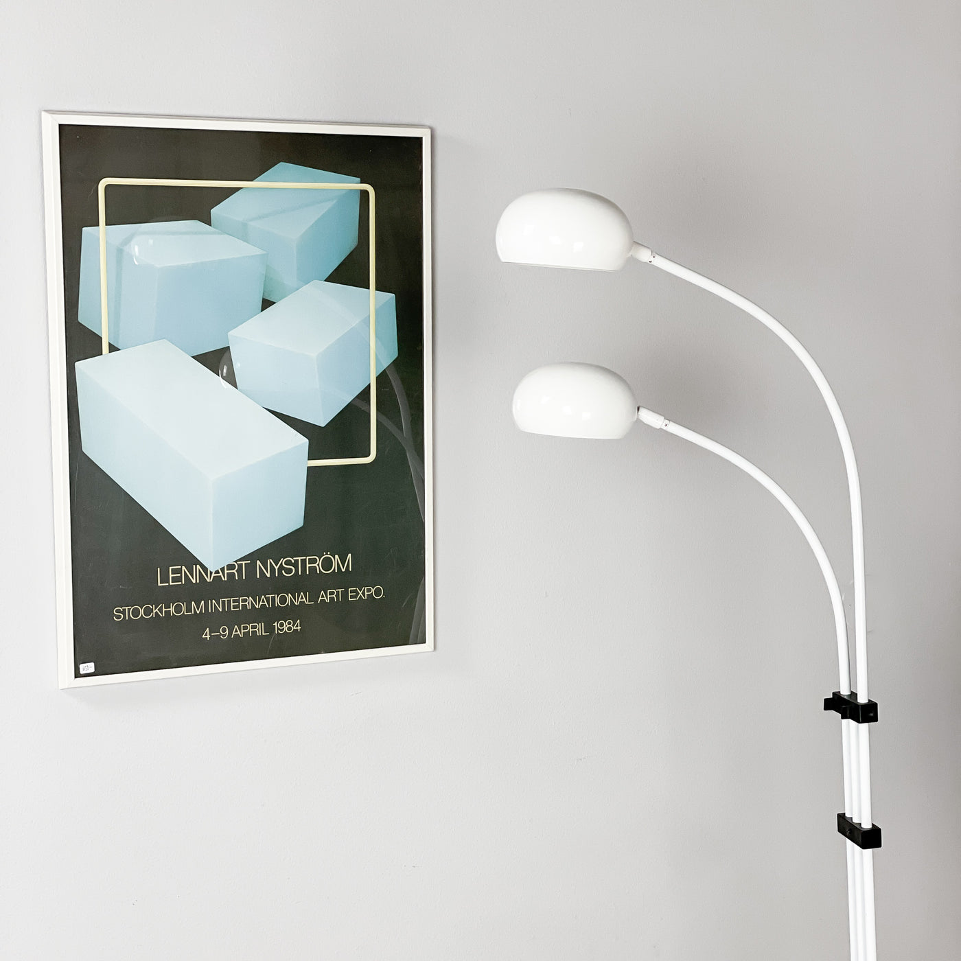 Vit tvåarmad lampa - Lyktan