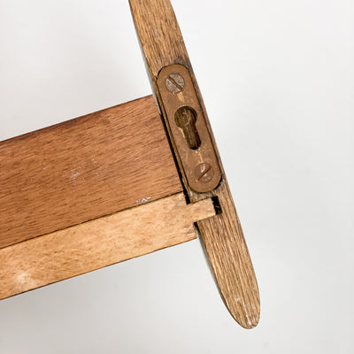 Hatthylla i teak och mässing