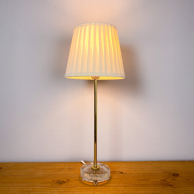 Bordslampa i mässing med glasfot