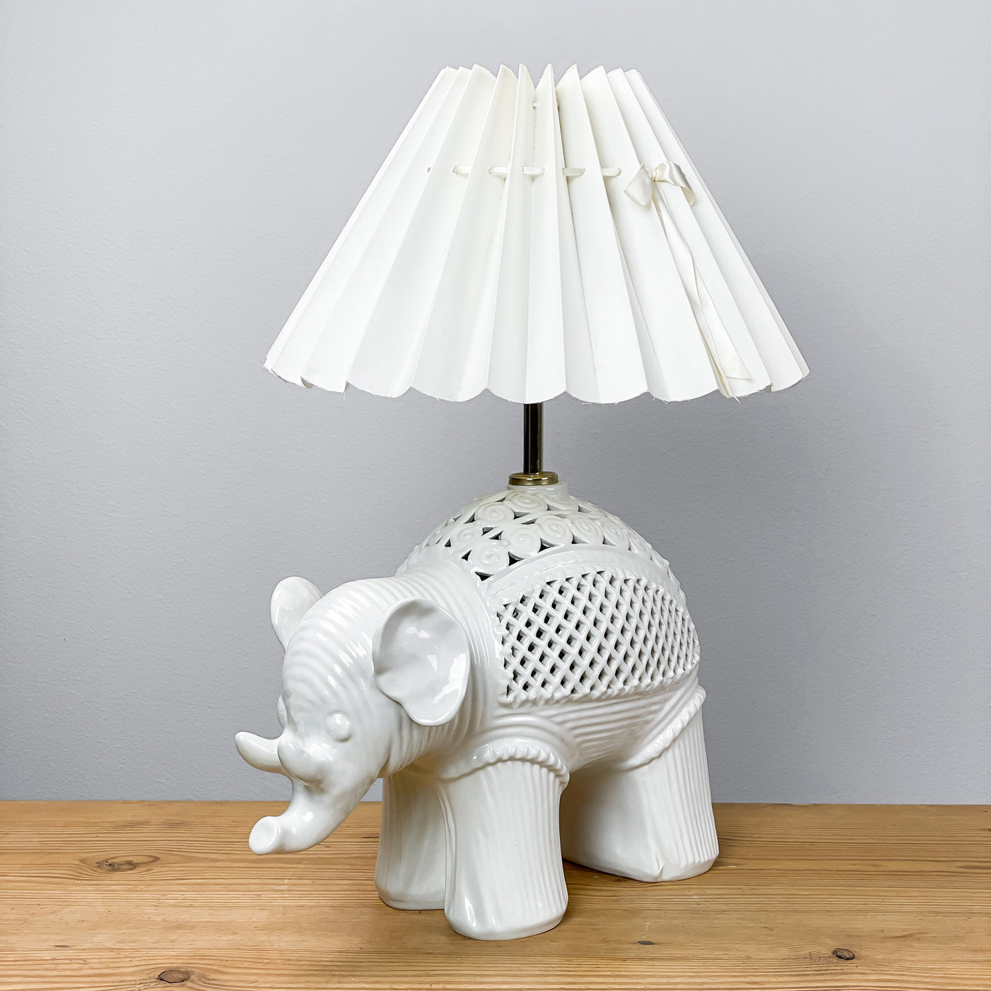 Bordslampa vit elefant