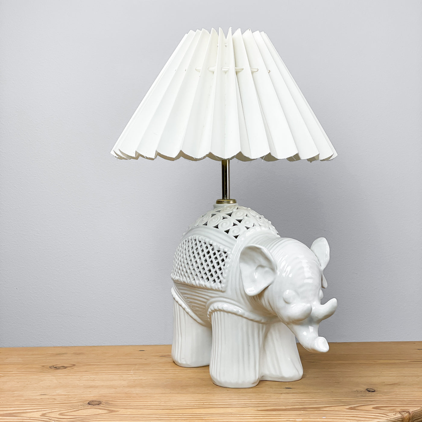 Bordslampa vit elefant