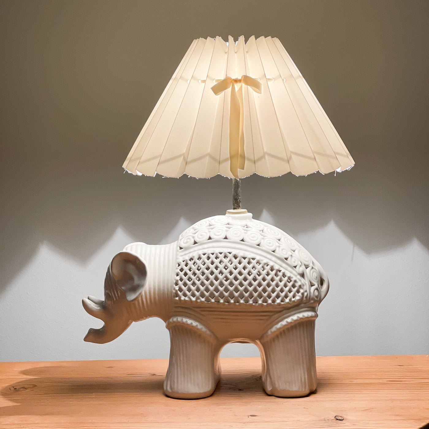 Bordslampa vit elefant