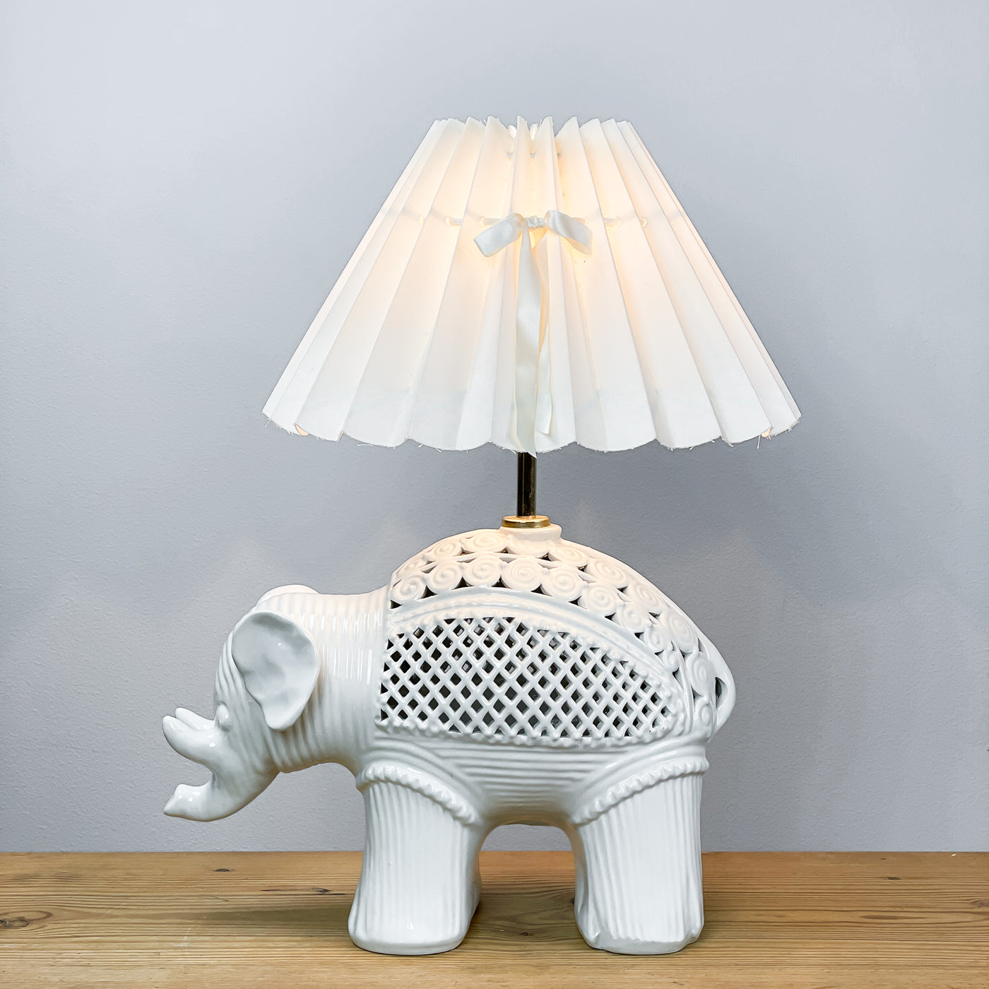 Bordslampa vit elefant