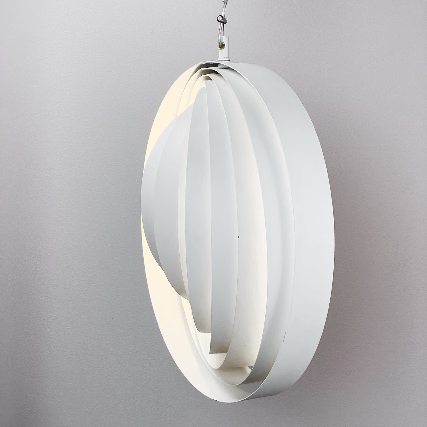 Lampa med vita metallringar