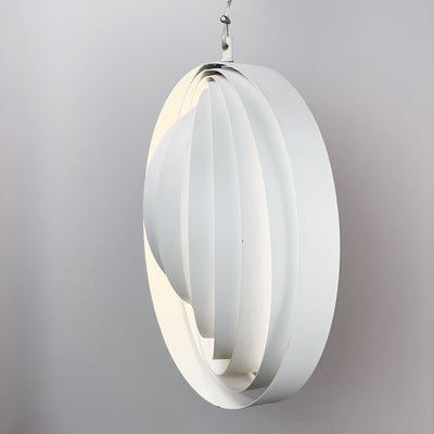 Lampa med vita metallringar