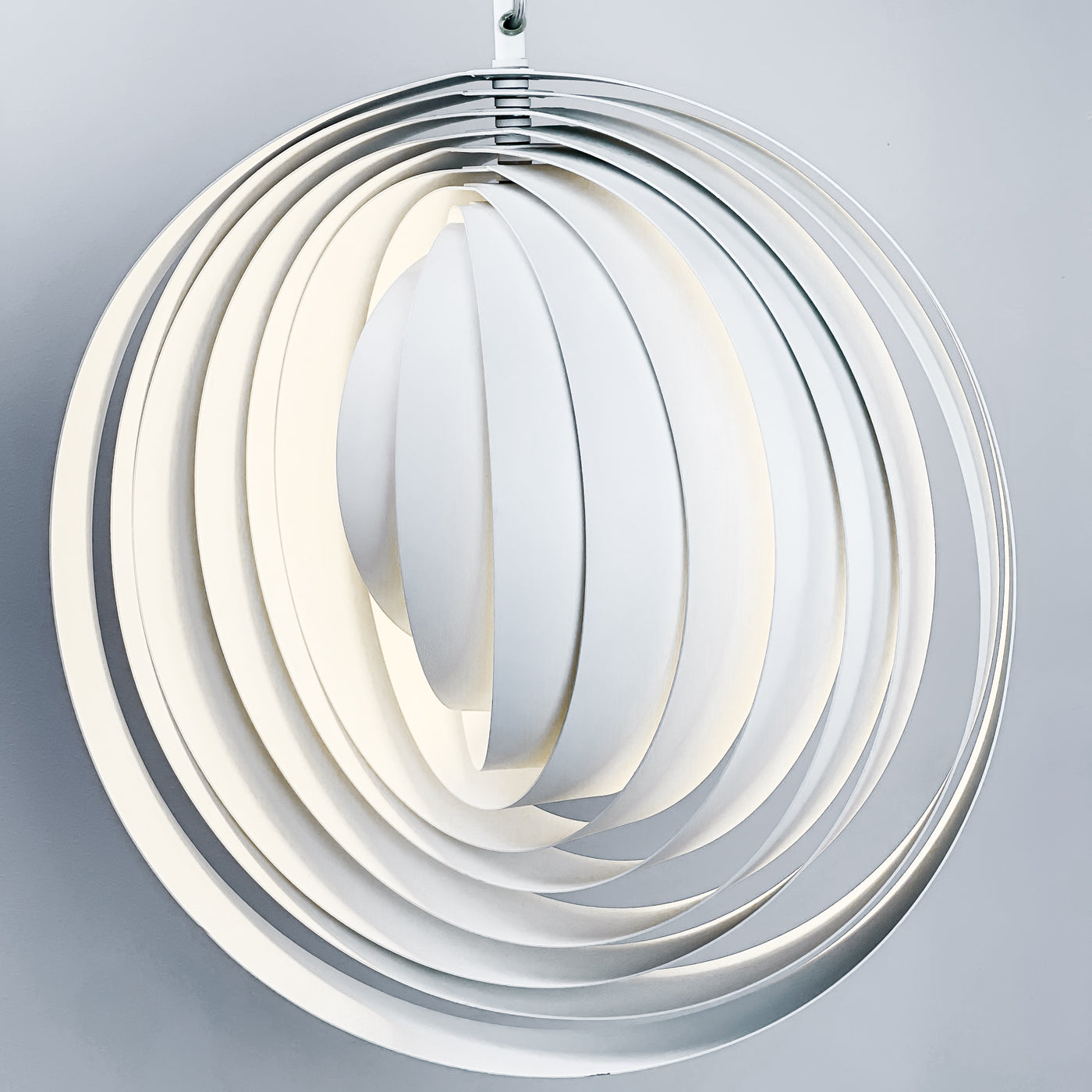 Lampa med vita metallringar