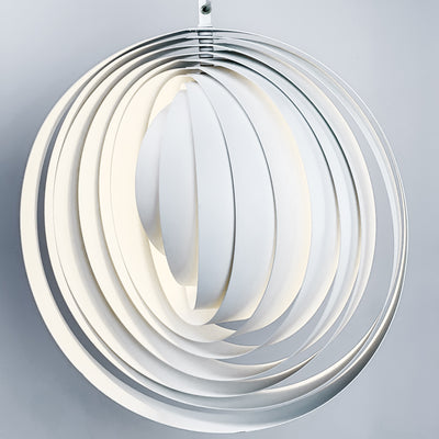 Lampa med vita metallringar
