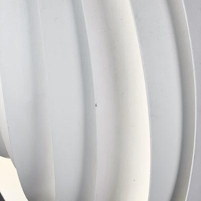 Lampa med vita metallringar