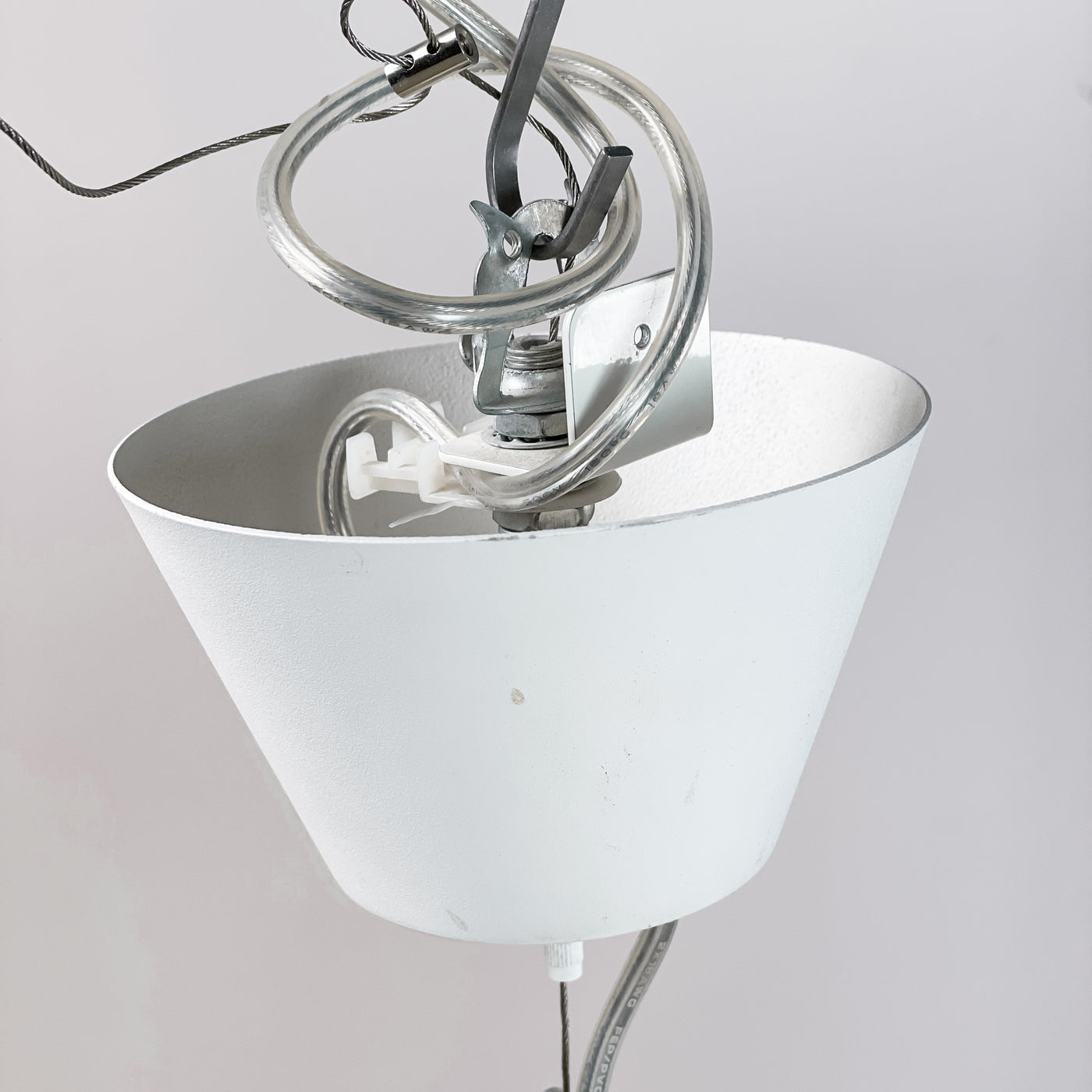 Lampa med vita metallringar