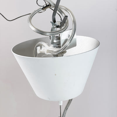 Lampa med vita metallringar