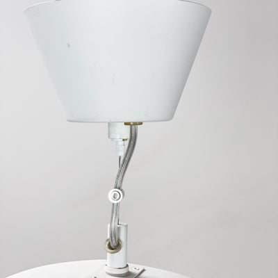 Lampa med vita metallringar