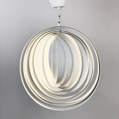 Lampa med vita metallringar
