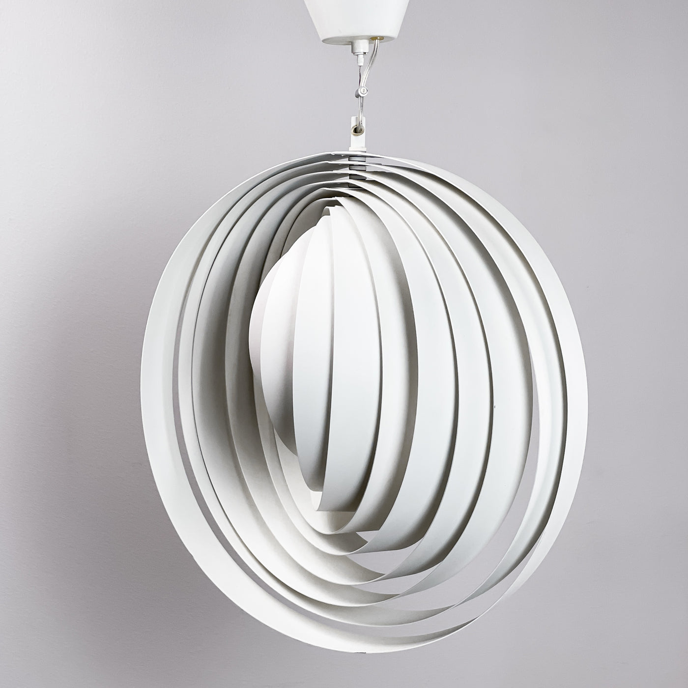Lampa med vita metallringar