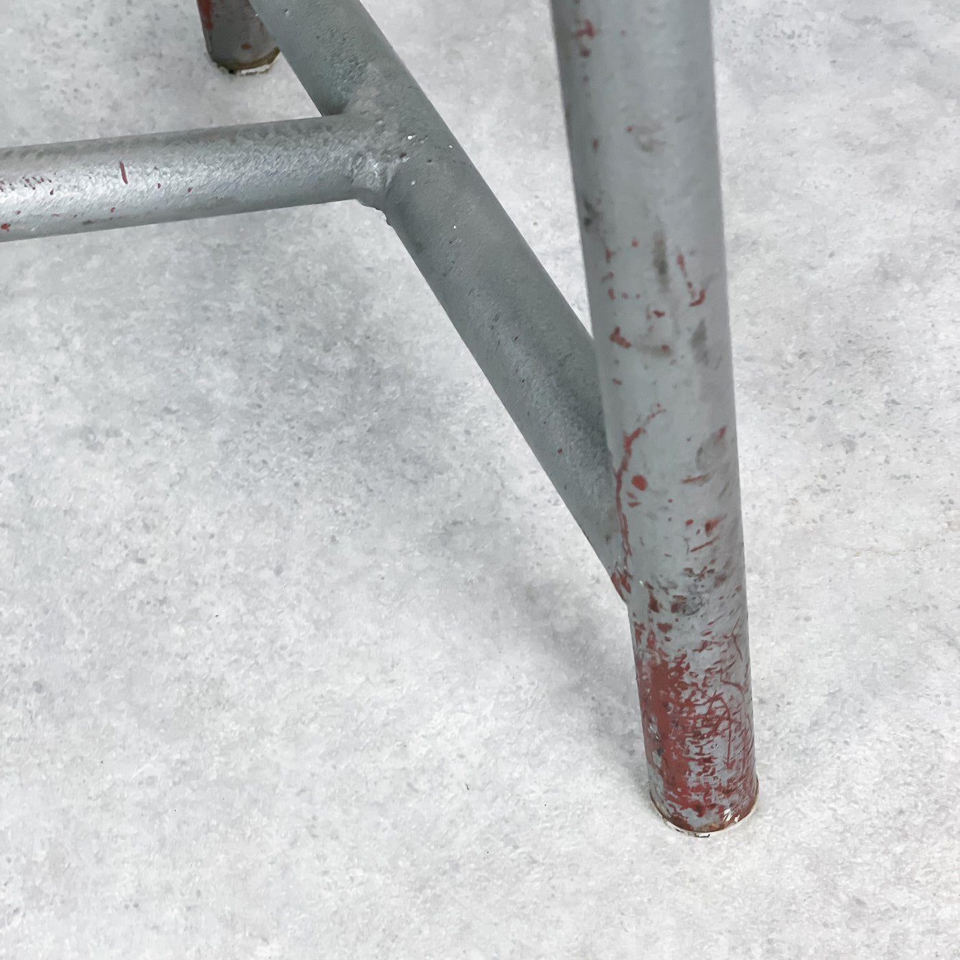 Lång bänk i trä och metall