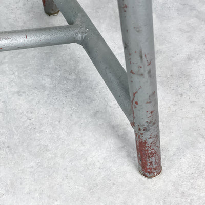 Lång bänk i trä och metall