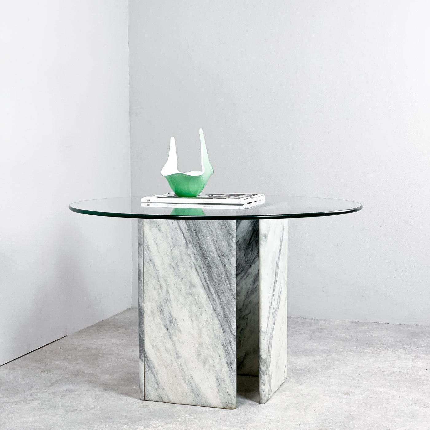 Runt bord i glas och marmor