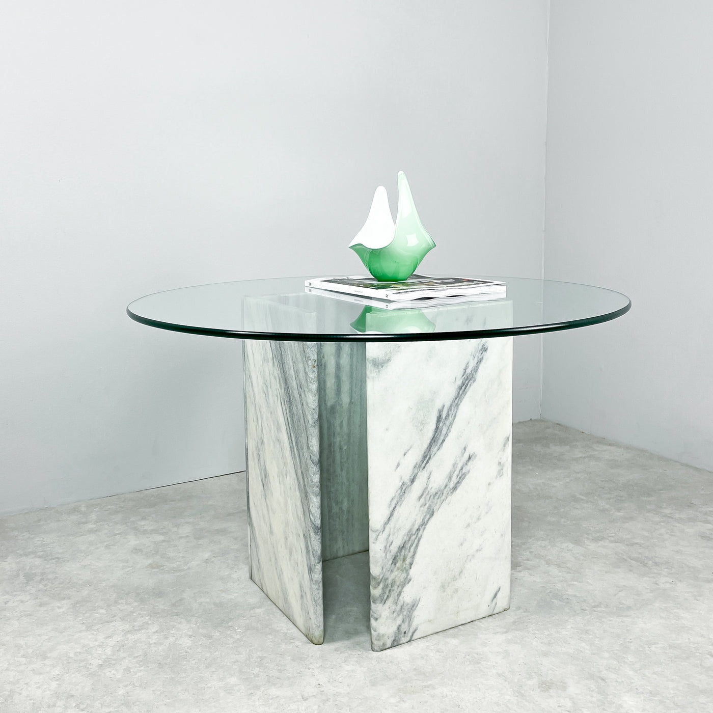 Runt bord i glas och marmor
