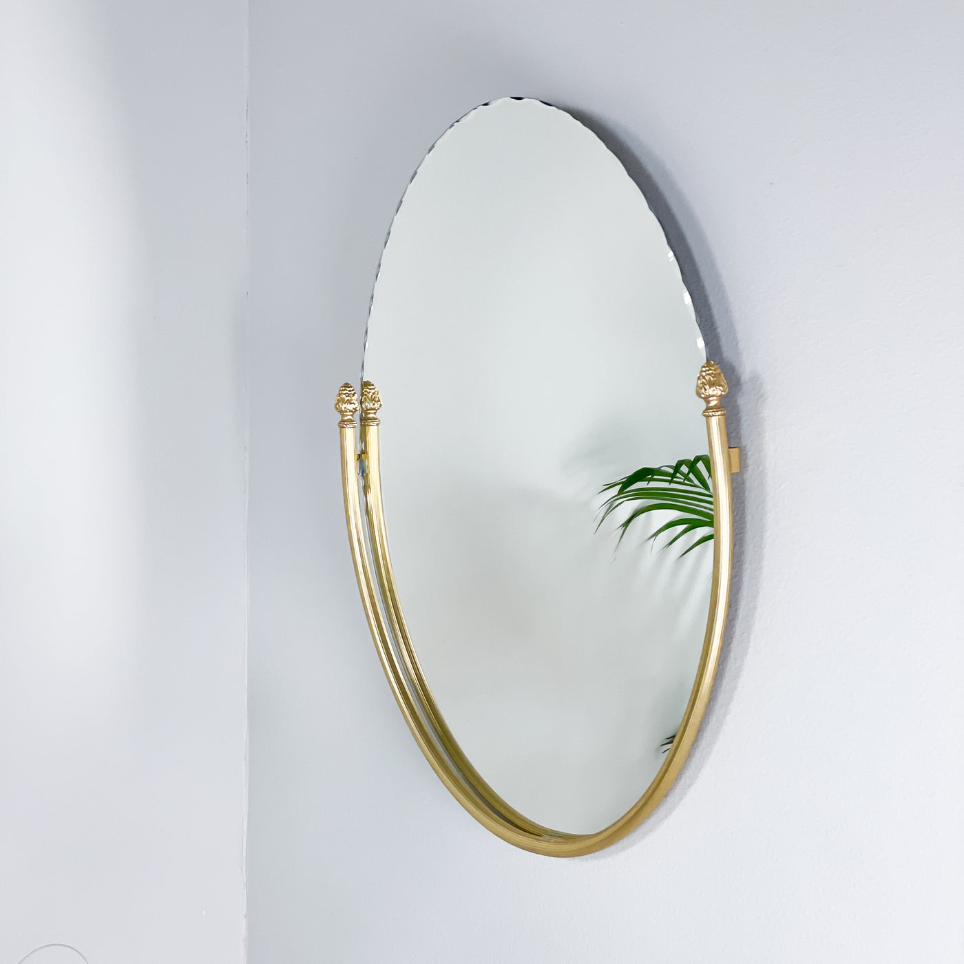 Oval spegel med guldig ram