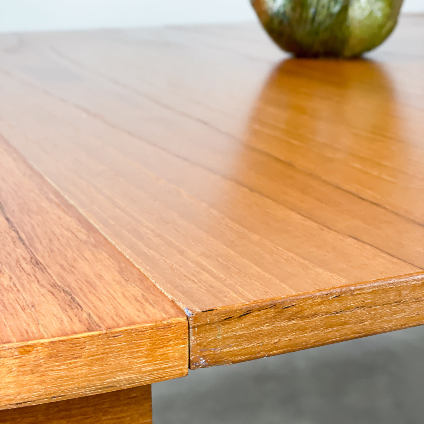 Runt matbord i teak