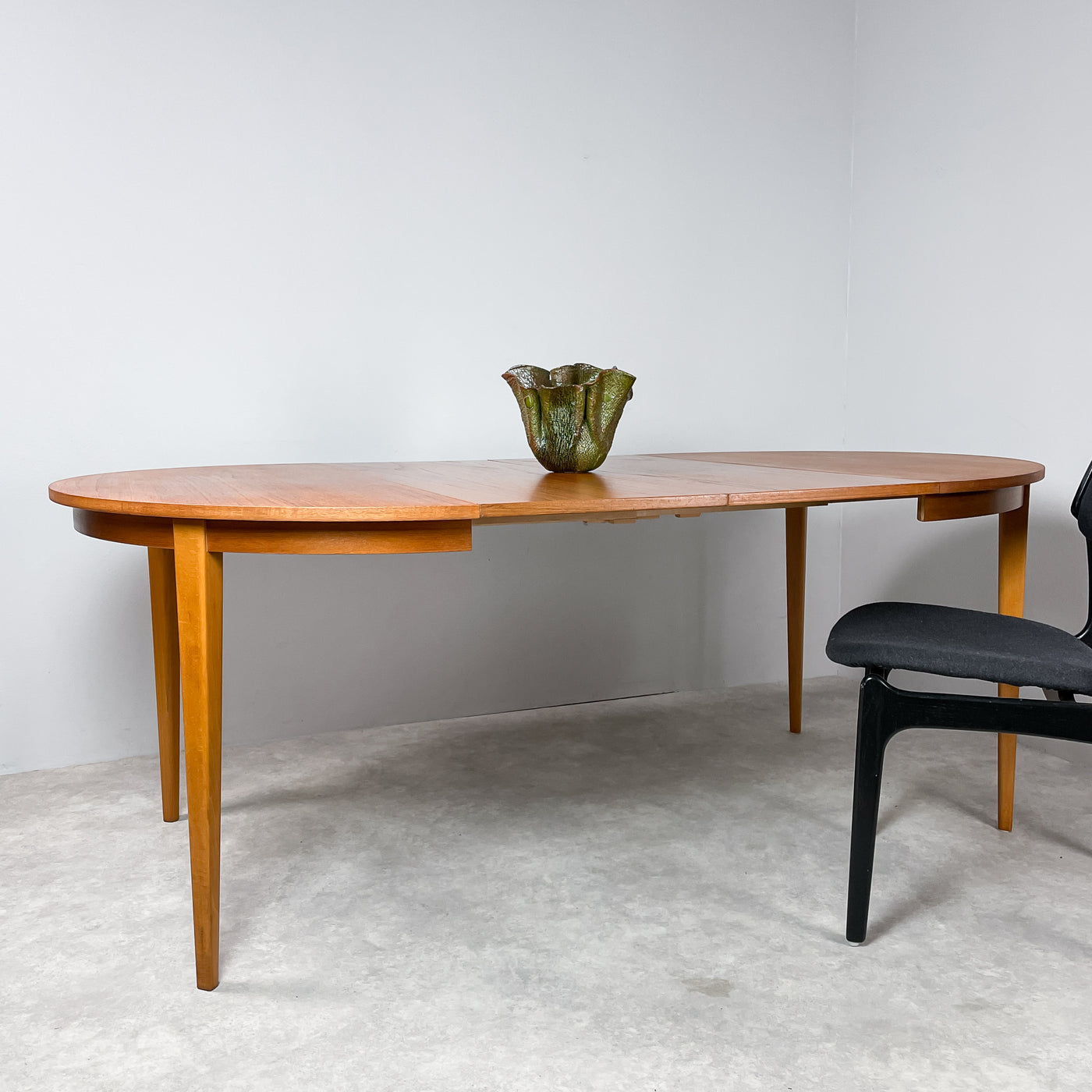 Runt matbord i teak