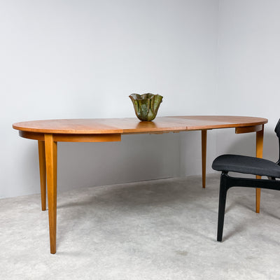 Runt matbord i teak