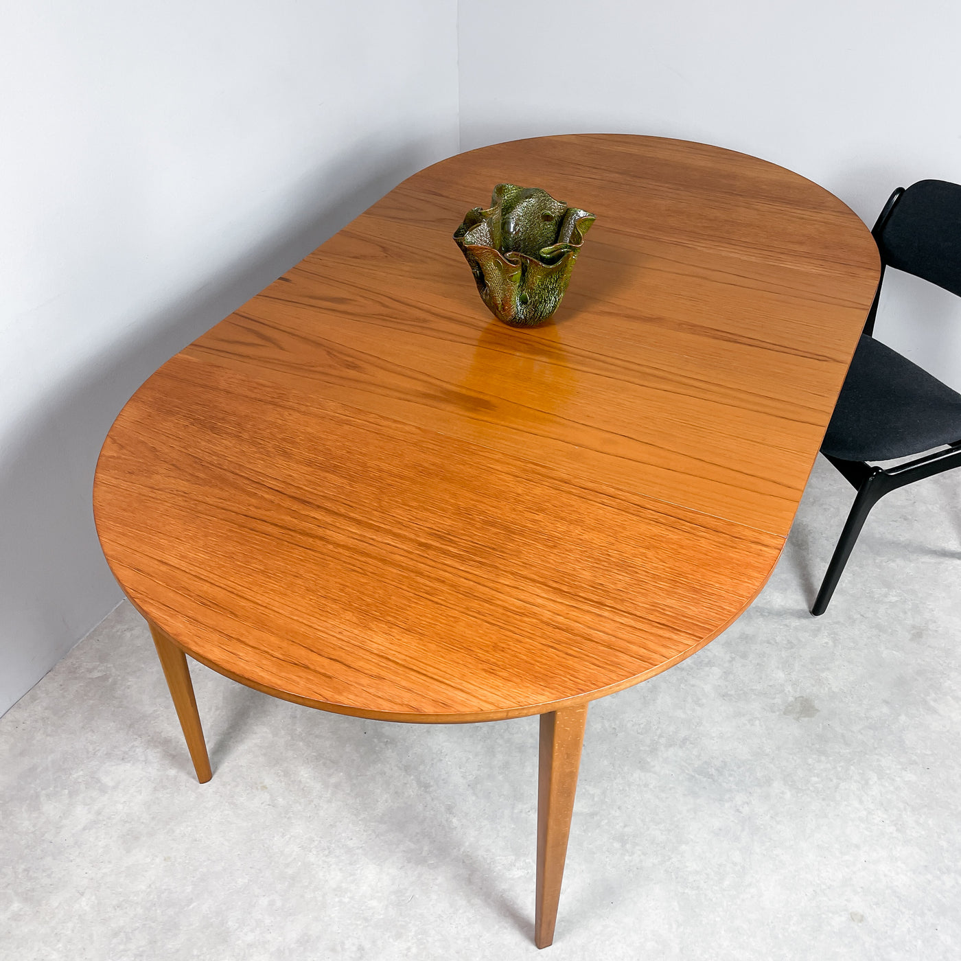 Runt matbord i teak