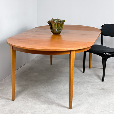 Runt matbord i teak