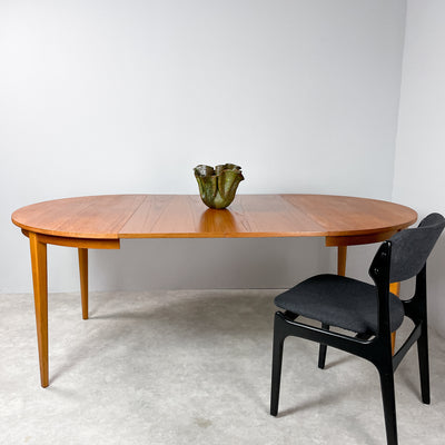 Runt matbord i teak